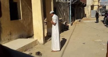 صور.. مضطرب نفسيا يستخرج جثة والدته بعد وفاتها ويصطحبها للمسجد بمطروح