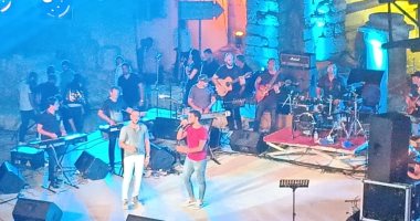 تامر عاشور يستجيب لشاب طلب يشاركه الغناء.. ويمازحه: معاك واسطة ولا إيه؟