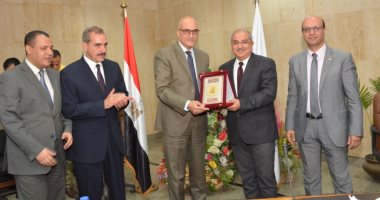 صور .. رئيس جامعة أسيوط يكرم عميد كلية طب أسنان خلال مجلس الجامعة