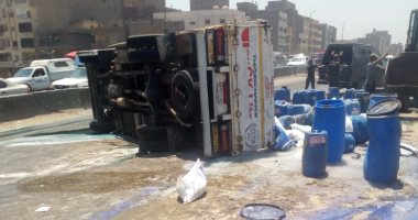 فيديو وصور.. انقلاب سيارة محملة بالصابون الخام أعلى دائرى البراجيل