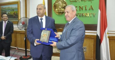 صور.. رئيس جامعة المنيا يكرم نائبه وعميد كلية الطب ..ويؤكد: الدراسة 21 سبتمبر