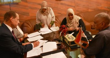 نائب محافظ أسوان يستجيب لمطالب 25 مواطناً خلال اللقاء الجماهيرى.. صور وفيديو