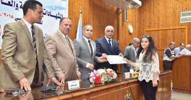محافظة أسيوط تكرم أوائل الشهادات المحلية والعامة والفنية والصم والمكفوفين