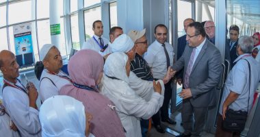 محافظ الإسكندرية يودع الفوج الأول "266 حاجا" قبل سفرهم للأراضى المقدسة