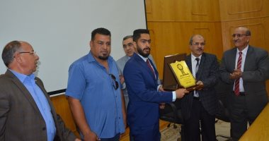 رئيس جامعة الفيوم يكرم طلاب الملتقى العربى للتدريب.. صور
