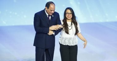 هديل ماجد بمؤتمر الشباب تطالب الرئيس سماع غنائها.. والسيسي يحتفى بها على المسرح