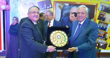 محافظ الدقهلية يكرم السكرتير العام للمحافظة لبلوغه السن القانونى للتقاعد