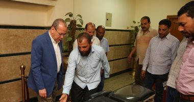 صور.. محافظ كفر الشيخ يكرم مخترع من ذوى الاحتياجات لابتكاره كرسى طبى متحرك
