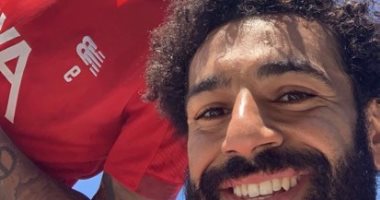 محمد صلاح يصل ليفربول ويحتفل بسيلفى مع فيرمينو