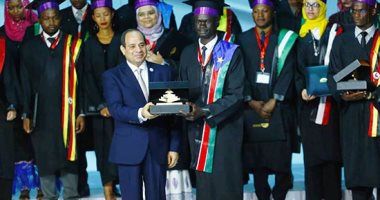 الرئيس السيسى يكرم عددًا من النماذج الواعدة من الشباب الأفريقى