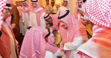أبناء الأمير بندر بن عبدالعزيز يستقبلون المعزين فى وفاة والدهم 