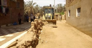 صور.. حملة مكبرة لإزالة مخالفات وغلق نشاط بدون ترخيص فى مدينة موط بالوادى الجديد
