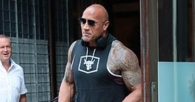 معجبو ذا روك ينتظرونه أسفل الـgym لكي يمضى الأوتوجرافات.. صور 