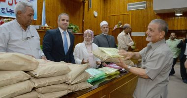 محافظة أسيوط تسلم التأشيرات ومستلزمات وملابس الإحرام لحجاج الجمعيات الأهلية