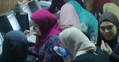 صور.. إقبال كثيف على مكاتب التنسيق بجامعتى المنصورة وطنطا