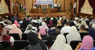 صور.. محافظ كفر الشيخ يطالب الحجاج بالدعاء لمصر خلال توزيع تأشيرات حج الجمعيات