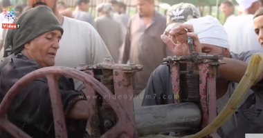 إيد بإيد والعزم شديد .. عصير السعادة من مكنة عم محمد وزوجته اليدوية