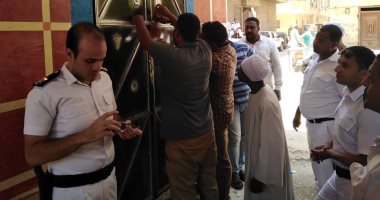 صور.. مدينة أرمنت تغلق 3 مقاهى ومحل بقالة بدون تراخيص وتزيل إشغالات بالشوارع