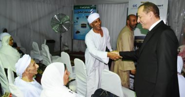 صور.. نائب محافظ أسوان يودع رحلتى حجاج بالمطار الدولى