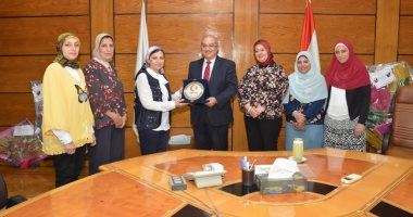 صور.. رئيس جامعة أسيوط يكرم أعضاء بنك الدم المركزى بالجامعة