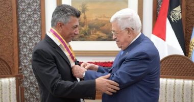الرئيس الفلسطينى يمنح عمر العبداللات وسام الثقافة والعلوم والفنون 
