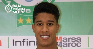 مهاجم الزمالك ومدافع الأهلى السابق فى قائمة الرجاء الأفريقية