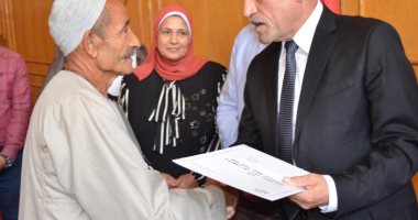 تسليم الدفعة الثامنة من عقود تمليك الأراضى لواضعى اليد الجادين بالإسماعيلية