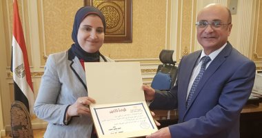 وزير شئون مجلس النواب يُكرم الموظفين المتميزين بالوزارة عن شهرى مايو ويونيو