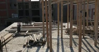 فك أخشاب أعمدة طابق خامس لعقار مخالف بحى غرب المنصورة