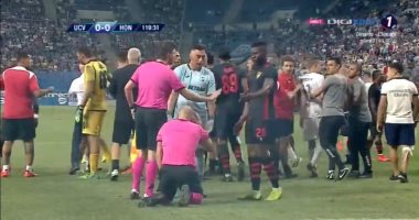 الألعاب النارية تصيب حكم مباراة فى الدوري الأوروبى.. فيديو 