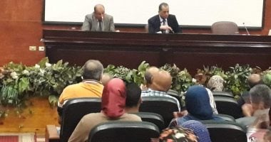 رئيس القابضة للمطارات يستعرض المشروعات المستقبلية على العاملين