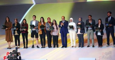 الرئيس يكرم النماذج الرائعة ومنتخب اليد فى ختام المؤتمر الوطنى للشباب