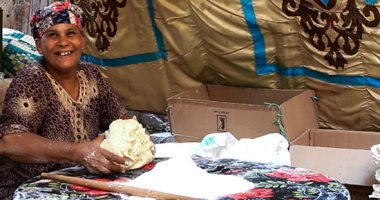 يا بركة العيد.. "أم سيد" قصة عمرها 20 سنة فى صناعة الرقاق
