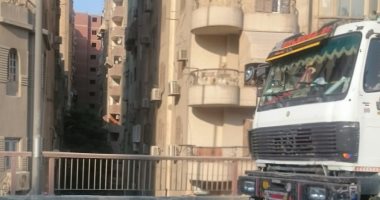 رغم الحظر.. قارئ يشارك صورة سيارة نقل ثقيل عند وصلة المريوطية