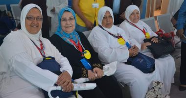 رئيس مطار القاهرة يودع حجاج القرعة العلنية قبل سفرهم للأراضي المقدسة..صور 