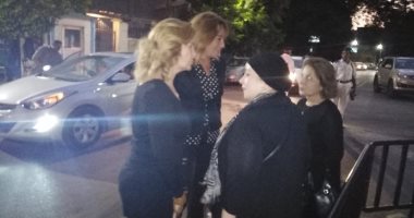 يسرا وسوسن بدر تقدمان واجب العزاء فى والدة هالة صدقى