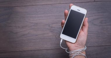 لو مش عارف تستغنى عنه.. اعرف إزاى تتخلص من إدمانك للهاتف المحمول