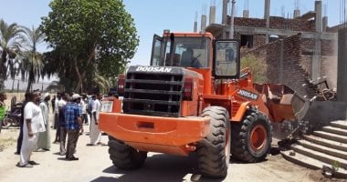 صور.. إزالة تعديات على 22  فدان أملاك الدولة ببياضية الأقصر 