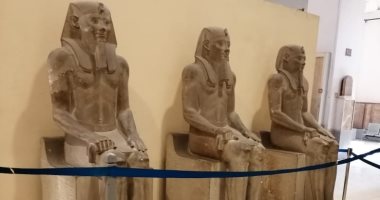 تثبيت تمثال سنوسرت على الدرج العظيم.. كم عدد تماثيل الملك بالمتحف الكبير؟