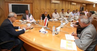 محافظ قنا يجتمع برؤساء مجالس المدينة لمتابعة قرار طلاء واجهات المنازل واسترداد الأراضى