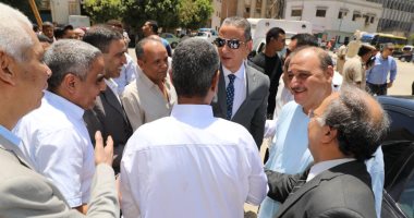 صور .. محافظ سوهاج يودع حجاج الجمعيات الأهلية