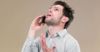 بذوق وبشياكة.. إزاى تنهى مكالمة مع شخص رغاى؟