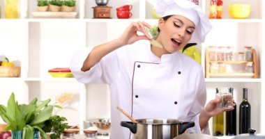 مش بس هتوفرى وتريحى دماغك.. تعرفى على فوائد الطهى فى المنزل