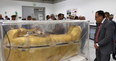 مدبولى يتفقد التابوت المذهب لتوت عنخ آمون بعد نقله للمتحف المصرى الكبير