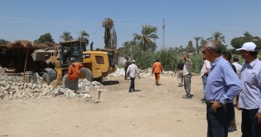 محافظ قنا يقود حملة لإزالة التعديات على أراضى الدولة بنجع حمادى