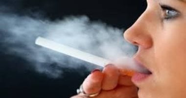 لو انتى مدخنة وصوابعك اتصبغت من النيكوتين.. الحل × 4 مواد طبيعية