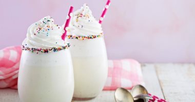 طرى على قلبك فى الصيف.. اعرفى طريقة عمل الميلك شيك بدون آيس كريم