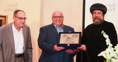 المركز الثقافي القبطى الأرثوذكسي يكرم رئيس جامعة عين شمس السابق بحضور المتينى