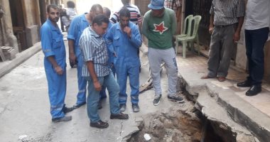 بالصور.. إصلاح هبوط أرضى بمحرم بك فى الإسكندرية