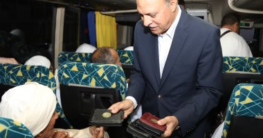 محافظ قنا يودع الفوج الثانى من حجاج الجمعيات الأهلية